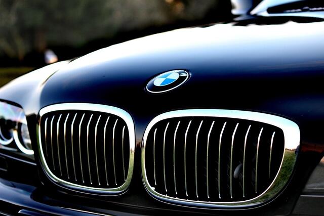 (Symbolfoto): Der Lenker eines schwarzen BMWs sorgte auf der Mieminger Straße mit riskanten Fahrmanövern für gefährliche Situationen. | Foto: Pixabay