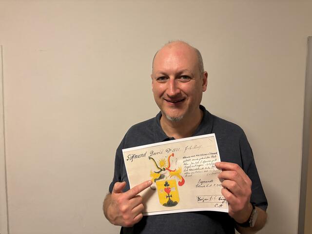 Michael Sigmund mit dem Jahrhunderte alten Wappen seiner Familie. Damals noch in Südtirol beheimatet.  | Foto: Marlene Trenker