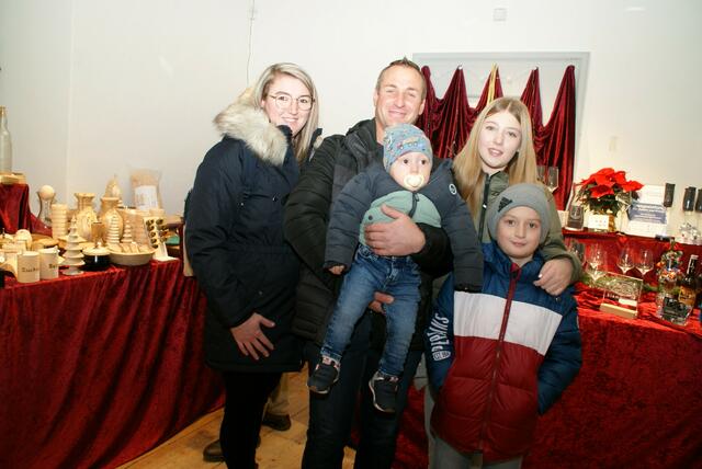 Anneliese und Reinhard Janosch mit ihren Kindern auf Schloss Tabor. | Foto: Anna Kaufmann