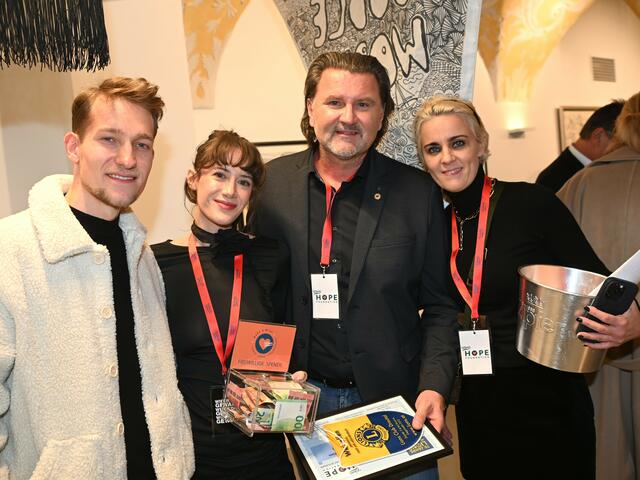 Simon Stadler, Leah Pires, Thomas Seitlinger und Michaela Thalhammer (v. l.) dankend stellen fest: "Alle Lose sind verkauft und die Spendenbox ist kräftig gefüllt".  | Foto: Fotocredit Josef Bodner/KK