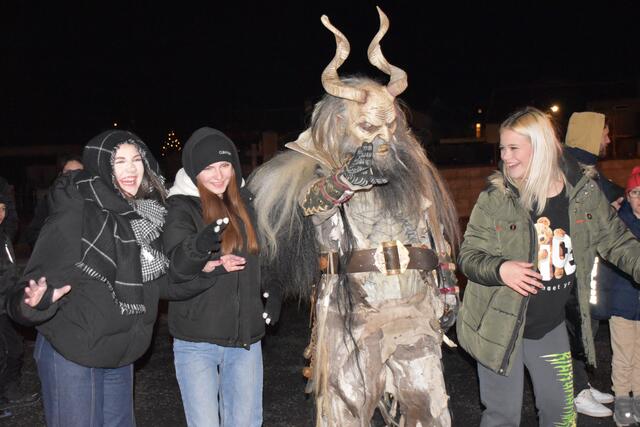 Gäste und Krampusse hatten ihren Spaß in Deutsch Schützen. | Foto: Michael Strini