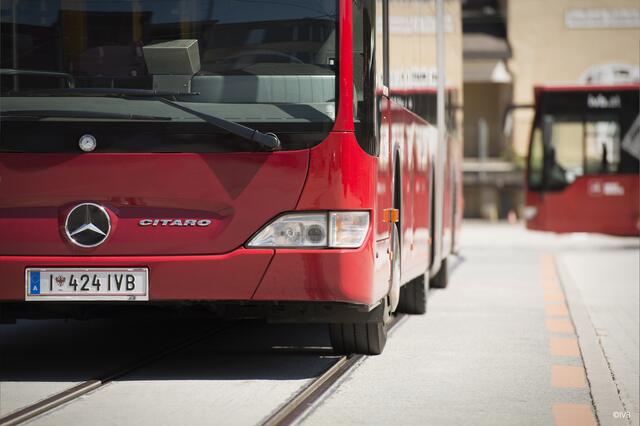 Das Land Tirol sichert dafür über den Verkehrsverbund Tirol (VVT) eine Kostenbeteiligung von 50 Prozent der Gesamtkosten in der Höhe von rund 504.000 Euro zu. (Archivfoto) | Foto: IVB