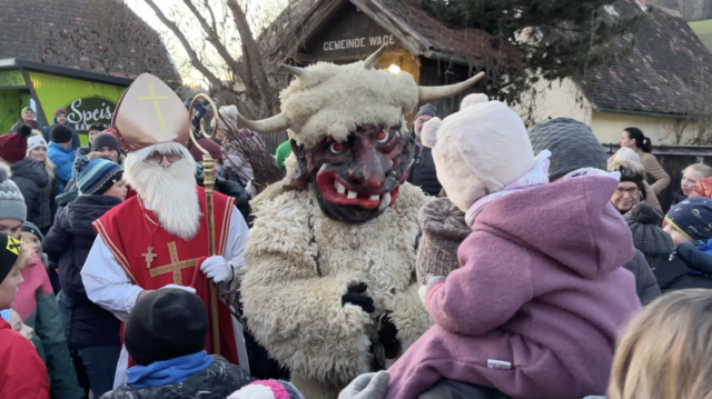 Schon seit über 30 Jahren holt in Langenwang der Nikolaus am 5. Dezember den Rotsohler aus der ehemaligen Gemeindewaage. | Foto: Koidl