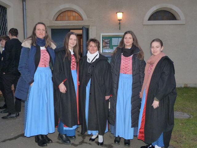 Vor der Kirche bereitete sich der Chor noch ein letztes mal auf das große Adventkonzert vor. 