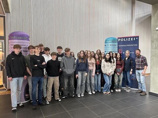Die Schüler:innen der 2. Jahrgänge mit Präventionsbeamtin Christina Vogl und Klassenvorstand Markus Seppele | Foto: HAK Spittal/Drau