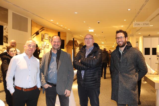 Günther Handle (Firma Elektro Handle Ried im Oberinntal), mit Anton und Martin Kofler (Gebrüder Kofler GmbH) und dem Fließer Robert Schranz (arbeitet für die Firma Elektro Handle).  | Foto: Elisabeth Zangerl