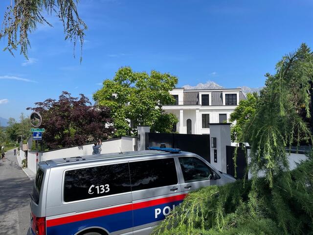  Im Juni 2024 haben Exekutivbeamte sowie das Sondereinsatzkommando Cobra eine Hausdurchsuchung in der Villa durchgeführt.  | Foto: MeinBezirk
