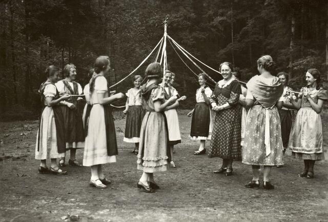 Bandltanz der Marianischen Kongregation am Kreuzlandl, um 1930. | Foto: Topothek der Gemeinde Schlierbach