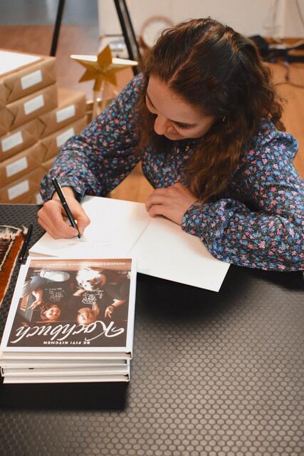 Natürlich nahmen sich viele Gäste bei der Präsentation gleich ein Kochbuch mit – inklusive Unterschrift.  | Foto: Ana Chirila 