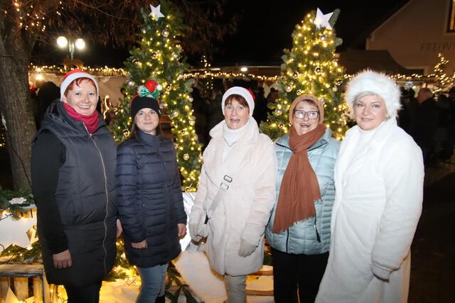 Die guten Seelen hinter der guten Idee des Christkindlmarkts: Maria Tauss-Brantweiner, Natalie Pummer, Rita Strobl, Anna Eichinger, Silke Schober (von links). | Foto: Martin Wurglits