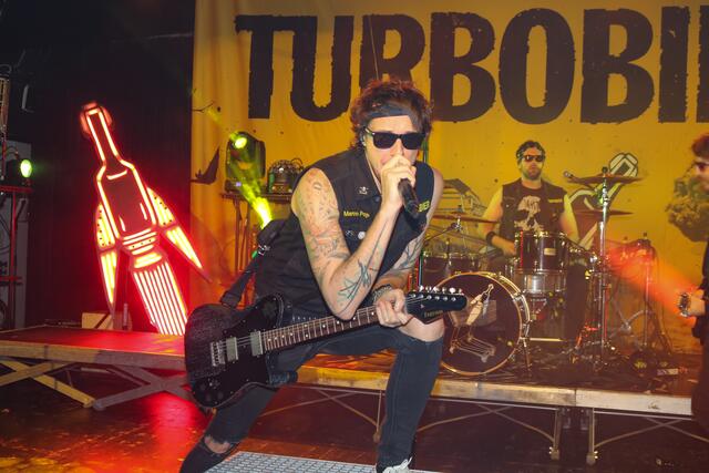 Marco Pogo von Turbobier heizte im Alten Schl8hof Wels vor ausverkauften Hause richtig ein!  | Foto: Sona Hasoyan