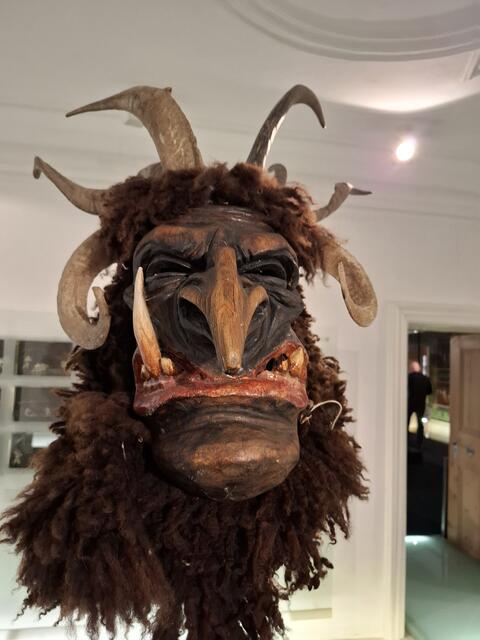 Schaurig-schöne Krampus-Masken im Keltenmuseum.
