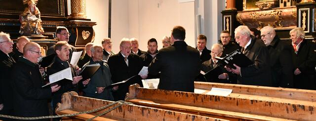 Der Gastgeberchor MGV „Höhenklang“ Mariahof beim Bezirks – Adventkonzert in der Pfarrkirche Mariahof. | Foto: Anita Galler