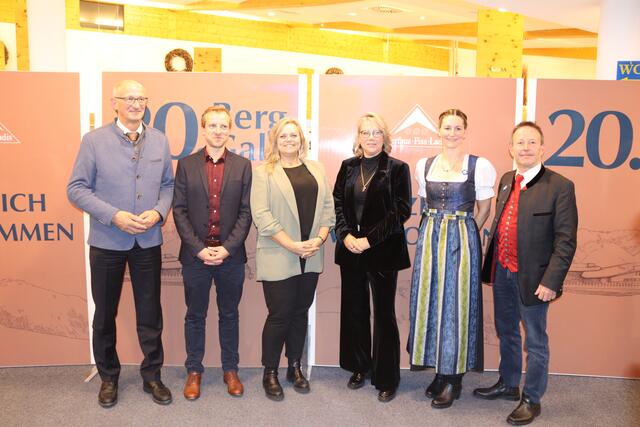 LH Anton Mattle mit SOS-Kinderdorfleiter Christian Murer und Manuela Mader (Fundraising SOS Kinderdorf), Landtagsabgeordnete Beate Scheiber sowie Therese Kirchner und Gerhard Czappek von der Samariter-Wunschfahrt.  | Foto: Elisabeth Zangerl