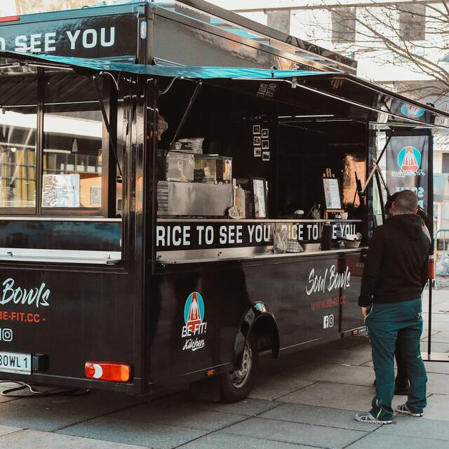 Mit einem eigenen Foodtruck ist Annika Donner vom "Be Fit" auch unterwegs.  | Foto: Be Fit