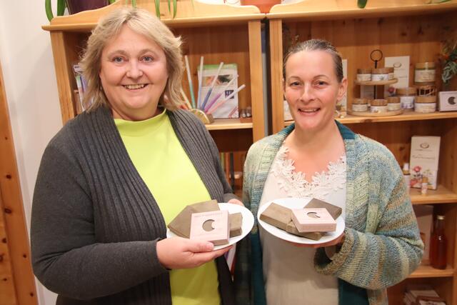 Über die von Jasmine Deisenhofer (rechts) entwickelte Heilmoorseife freut sich auch Helga Galosch vom Verein "Rund ums Moor". | Foto: Foto: Wurglits