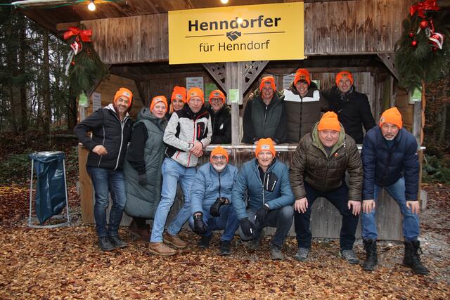 Die Initiative “Henndorfer für Henndorf” mit Eva Holzleitner und ihrem Team sammelte bei der Waldweihnacht in Henndorf für hilfsbedürftige Bürger.