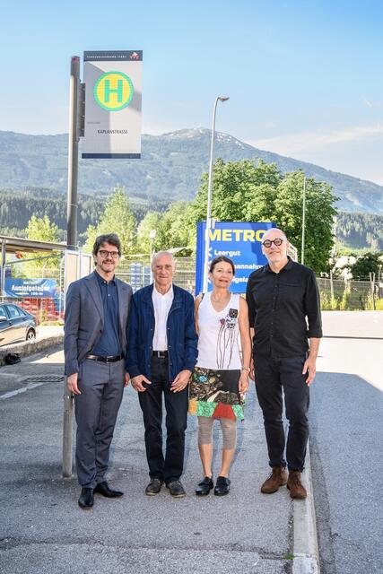 2019 wurde die neue Verbindung nach Neu-Rum präsentiert (von links): VVT-Geschäftsführer Alexander Jug, Bürgermeister Edgar Kopp, Innsbrucks Mobilitätsstadträtin Uschi Schwarzl und IVB-Geschäftsführer Martin Baltes. | Foto: IVB/Oss