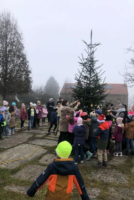 Jeder wollte als Erster sein Packerl aufhängen | Foto: Genussladen