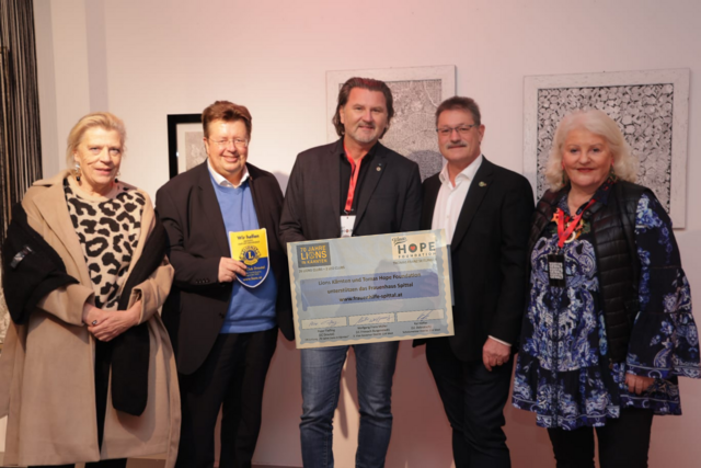 Hauptfoto
Angelika Hinteregger (1. v. l.), Thomas Seitlinger (3. V. l.) und Marika Lichter freuten sich über die von Wolfgang Müller (2. v. l.) und Peter Tiefling überbrachte Lions-Kärnten-Spende.  | Foto: Arnold Wurzer/KK