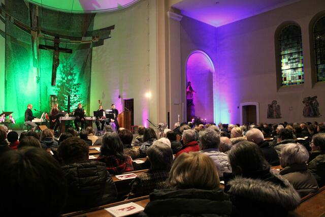 Gut besucht: die Pfarrkirche Pamhagen ist bei dem diesjährigen Adventkonzert gut gefüllt. 