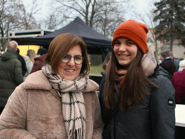 (v.l.n.r) Doris und Lisa Ziniel überbrücken die Wartezeit vor dem Konzert auf dem Weihnachtsmarkt am Vorplatz.