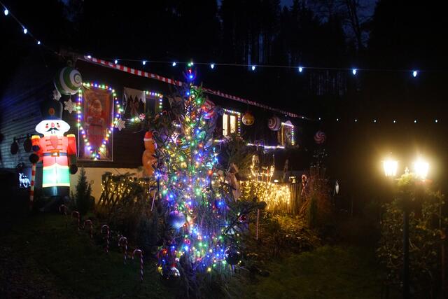 Von der Straße her präsentiert sich das Weihnachtshaus bereits in seiner Buntheit. | Foto: Helmut Eder