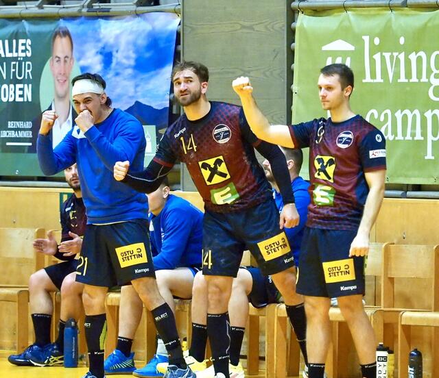 Erwin Stromberger, Lukas Moser und Patrick Stolz jubeln nach einer erfolgreichen Aktion ihres Teams. | Foto: Sportunion Leoben/Leithold