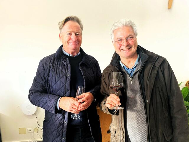 Kurt Joham und Andreas Huber stießen auf gutes Gelingen an. | Foto: Anna Kaufmann