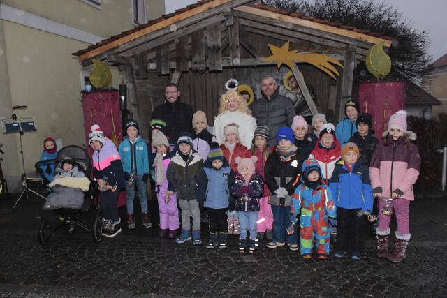 Die braven Kinder sowie Bgm. Manfred Zeilinger und Vzbgm. Martin Wagensonner freuten sich über den Besuch von Christkind. | Foto: Walter Kellner