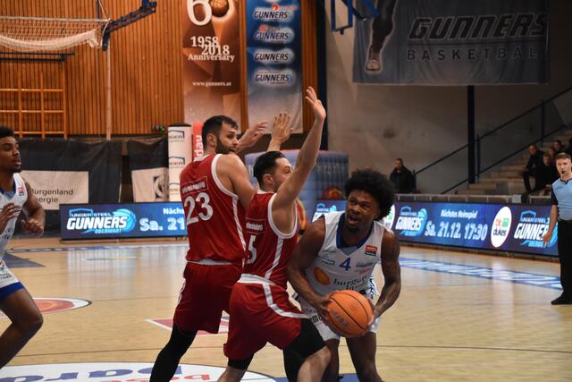 Caleb Fields tankt sich gegen Ivan Gavrilovic und Marko Goranovic durch. | Foto: Michael Strini