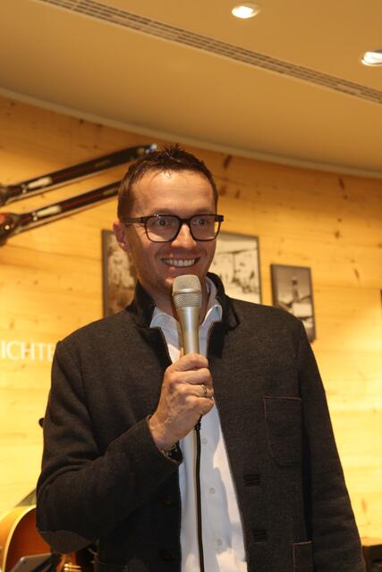 Philipp Kaschutnig nahm die Begrüßung beim Sektempfang vor . | Foto: Elisabeth Zangerl
