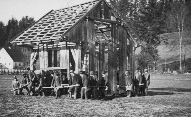 1935/36 baute man eine neue Straße auf den Bäckerwimmerberg. Dafür musste ein Stadel der Ranklmühle händisch umgesiedelt werden. | Foto: Topothek Gemeinde Nußbach
