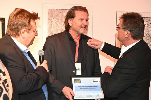 Thomas Seitling wurde von Peter Tiefling (r.) und Wolfgang Müller (l.) der Pin "70 Jahre Lions Kärnten" angesteckt.  | Foto: Fotocredit Josef Bodner/KK