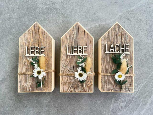 Lebe, Liebe, Lache: Deko mit Trockenblumen und Altholz.  | Foto: Wolfesberger