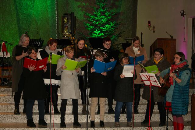 Der VARIUS Chor sorgt für eine klangliche Einstimmung auf Weihnachten. 