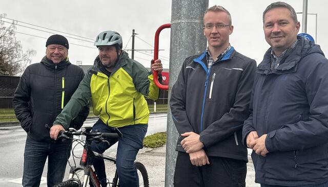 Infrastrukturreferent Michael Balazs, Gemeindemitarbeiter Günther Wimmer, Verkehrsreferent Manfred Leitner und Bürgermeister Markus Hofko beim Ausprobieren der neuen Haltegriffe. | Foto: Gemeinde Pasching