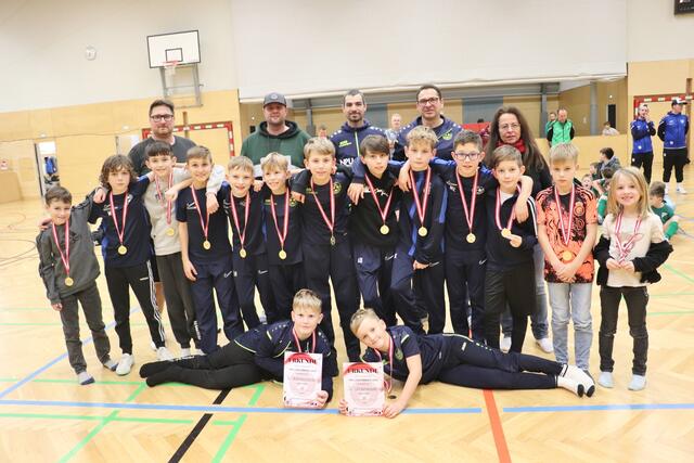 In den Vorrunden ergab es sich, dass in den Finalspielen die zwei Teams des SC Unterpremstätten am Spielfeld zu Gegnern wurden. Ein Match in bis zur letzten Minute rasantem Tempo kürte eines der beiden zum Sieger. Über die Plätze fünf und sechs freute sich die U11 dafür gemeinsam.  | Foto: Edith Ertl