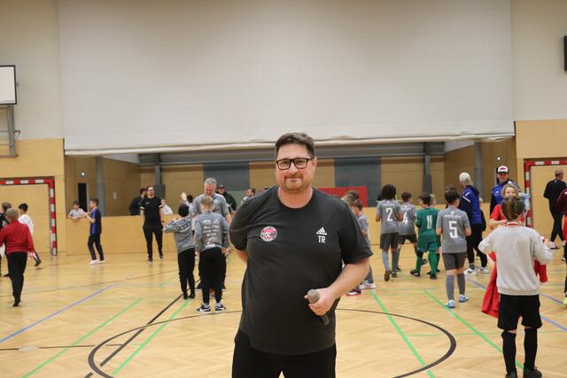 Applaus für Christian Kauc vom SC Kalsdorf. Der Jugendtrainer ist der Motor in der Organisation des Hallenfußballturniers. "Ohne mein Team ginge es nicht", dankte er den Unterstützern in der Organisation, Kantine,  den Platzsprechern und den Schiedsrichtern von der Kampfmannschaft und U13.  | Foto: Edith Ertl