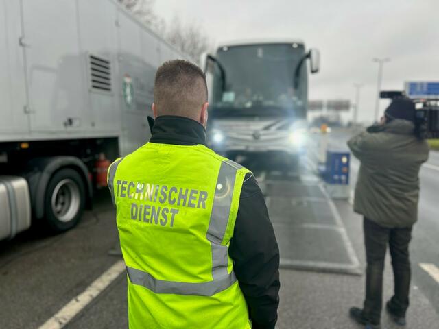 Im Raum Graz standen am Wochenende Reisebusse im Fokus. Insgesamt wurden 24 Kennzeichen abgenommen.  | Foto: LPD Steiermark