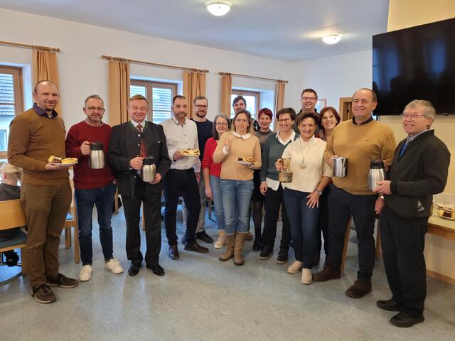 Bürgermeister Karl Schneckenleitner (3.v.links) und Pfarrer Alois Hofmann (rechts) mit den Mitarbeitern beim Sonntagsfrühstück in Waldneukirchen