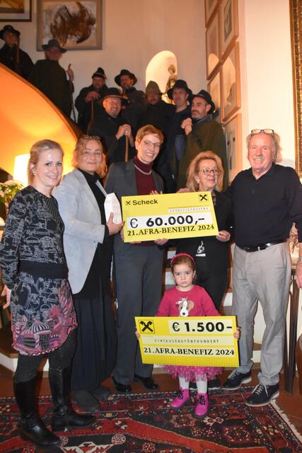 Zwei wertvolle Schecks für die Frauenorganisationen in Tirol: Die Familie Stecher hat mit ihrer Afra-Benefiz-Aktion einmal mehr gezeigt: Zusammenhalt, Kunst und ein großes Herz können Großes bewirken – und das seit über zwei Jahrzehnten! 