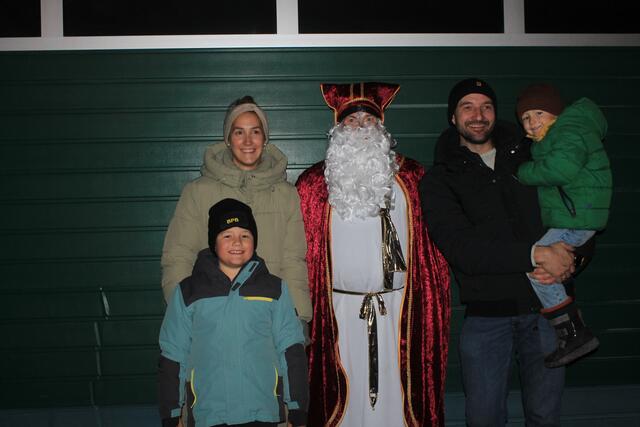 Der Nikolaus mit den Organisatoren Gerlinde, Leopold, Jakob und Maximilian Baum. | Foto: Biohof Baum