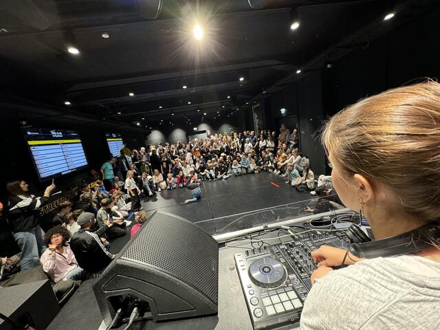 Den Tänzerinnen und Tänzern bei den Battles sind die vom DJ aufgelegten "Tracks" vor dem Auftritt nicht bekannt – sie müssen ihre Performance spontan der Musik anpassen.  | Foto: Kristian Karabet