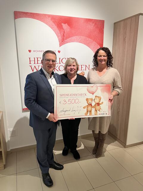 August Wöginger, übergibt den Scheck an Jutta Feichtinger und Michaela Altendorfer, Geschäftsführung der Herzkinder Österreich. | Foto: Wöginger