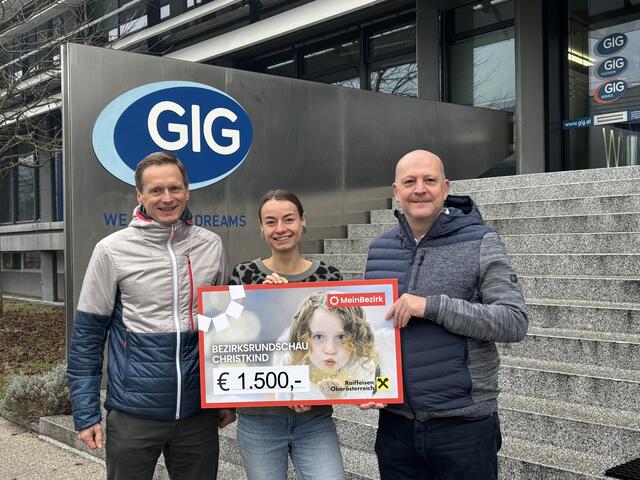 Franz Ecker (l.) und Gerhard Hadinger übergaben den Scheck mit der Spende an MeinBezirk-Redakteurin Silvia Viessmann. | Foto: Roman Cserkis