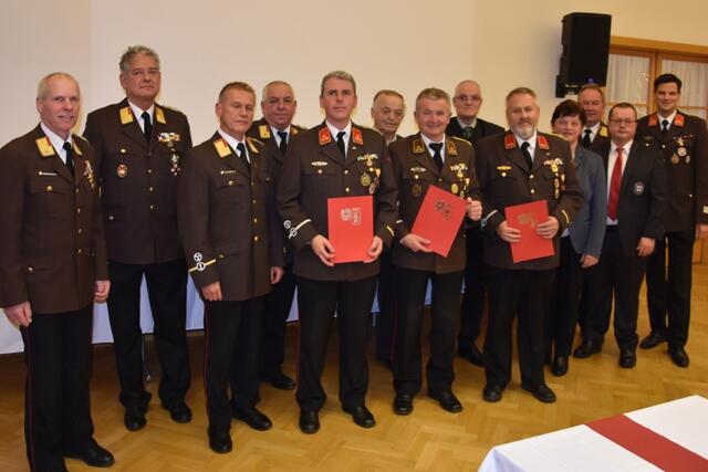 HBI Markus Weber, HBI Herbert Stelzer und OBI Hans-Jürgen Sturm erhalten ihr Verdienstzeichen Stufe 3. | Foto: BFVMZ Pusterhofer