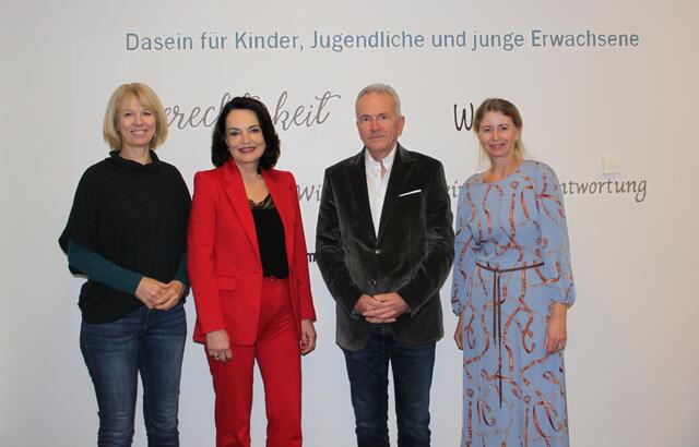 Andrea Brunhofer (links) und Gertraud Roitinger (rechts) vom Diakonie Zentrum Spattstraße freuen sich über die Spende, die von Hannes Lehner und seiner Gattin Christa Lehner-Hochreiter überreicht wurde.
 | Foto: Diakonie Zentrum Spattstraße