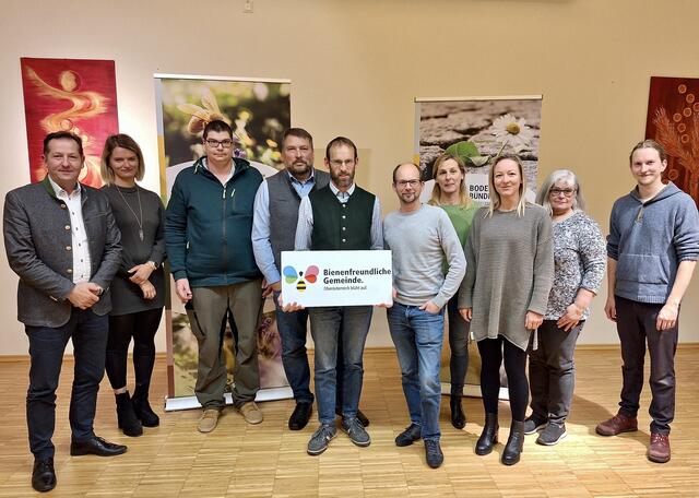 Obmann Florian Pernkopf (m.), Bürgermeister Kurt Pawluk (l.) und Vize-Bgm. Horst Baumschlager (4.v.l.) mit den Teilnehmerinnen und Teilnehmern beim Start-Workshop in Roßleithen.  | Foto: Margit Zauner, Bodenbündnis OÖ