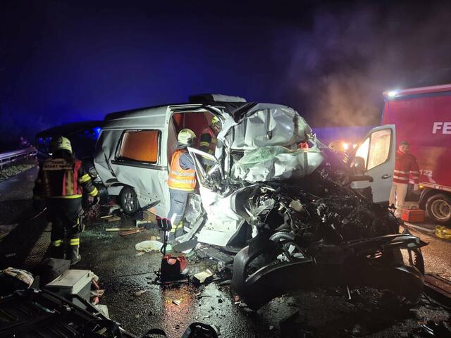 Einsatzkräfte arbeiten gemeinsam, um den Verkehr nach den Unfällen auf der A1 wieder freizugeben.